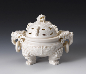 龙钮饕餮纹三足香薰